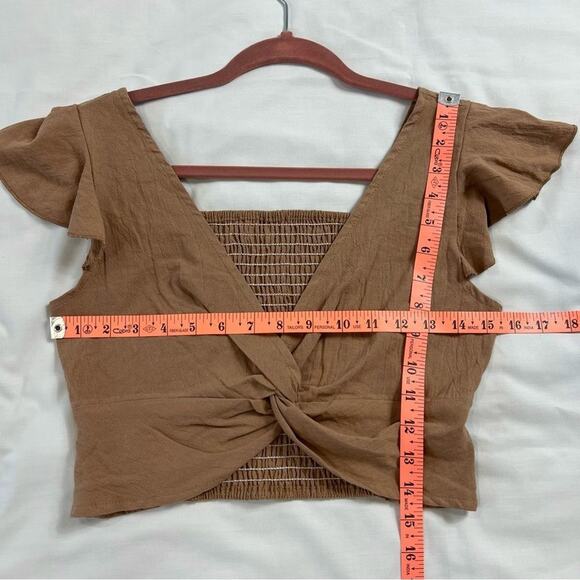 Shein Women's Cropped Blouse Tan Small 4 Sleeveless V-Neck - Picture 4 of 7